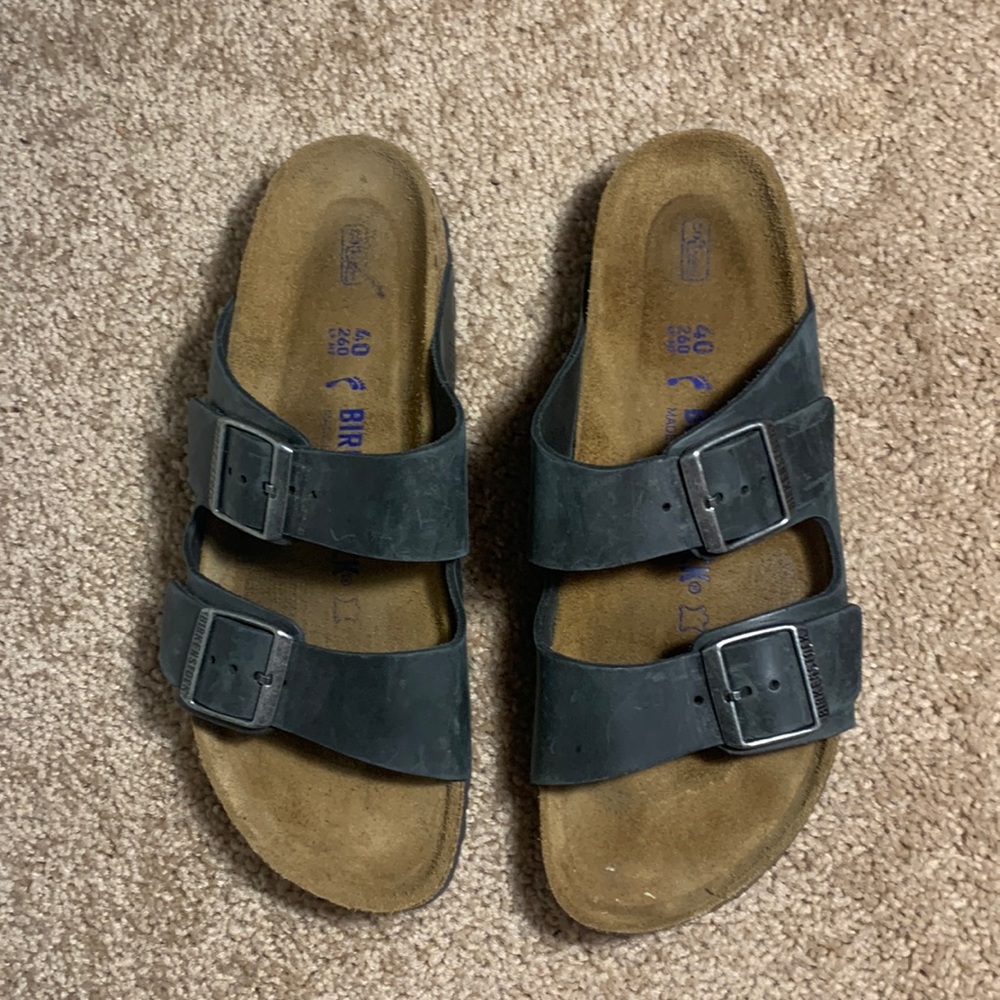 Tan and black size 8/9 woman’s.